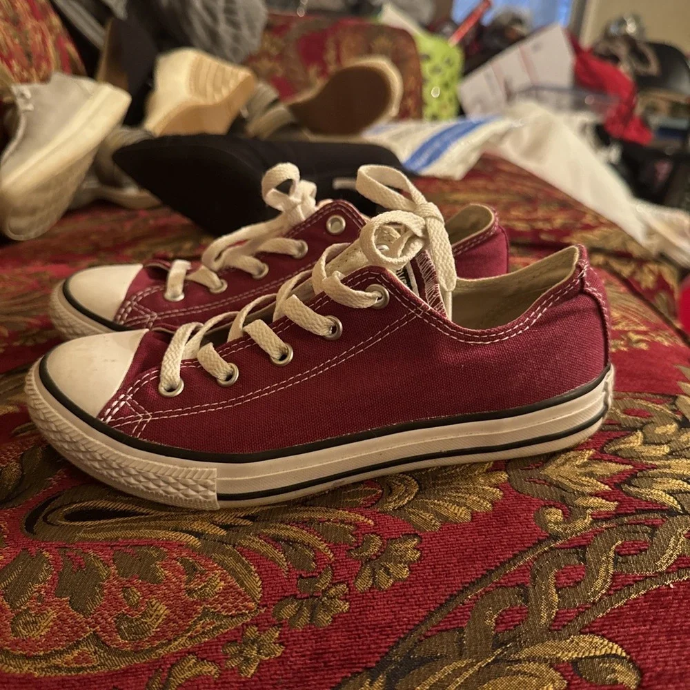chuck taylor converse low top Girls Youth Size 3 Burgundy